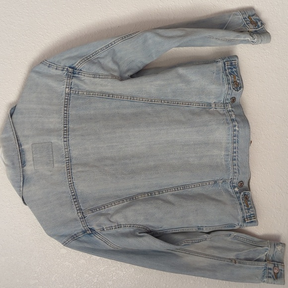 Women's Ex Boyfriend Levi's Jean Jacket Size Medium Light Wash Distressed - Picture 2 of 8